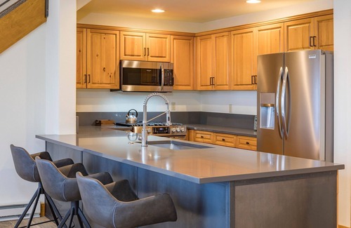 Mountain Village Condo | Luxurious Pet-Friendly 4-Bedroom Condo With Stunning Mountain Views & Exquisite