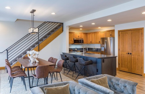 Mountain Village Condo | Luxurious Pet-Friendly 4-Bedroom Condo With Stunning Mountain Views & Exquisite
