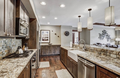 Peak 8 Condo | Luxury 4 Bedroom Steps from Skiing and Winter Activities by RedAwning