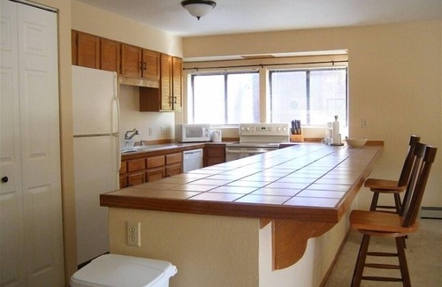 Frisco House | Luxury and location, King & Queen pillow, fireplace, whirlpool tub