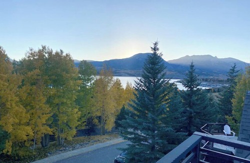 Corinthian Hills House | Luxury By The Lake: Dive into the captivating views from the rooftop deck!