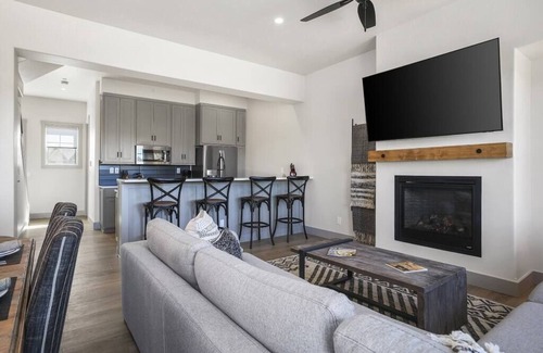 Grand Elk Ranch House | Luxury Condo, Sleeps 6! 20 min to RMNP, Ski Granby Ranch, Winter Park, GrandLake