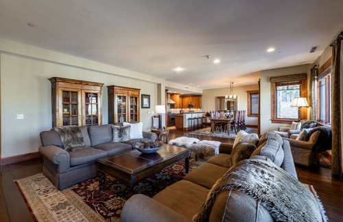 Avon Condo | Luxury DIRECT condo to ski slope access! The BEST Ski in/out Hummingbird Lodge