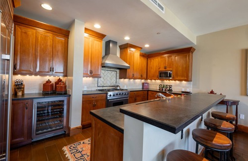 Avon Condo | Luxury DIRECT condo to ski slope access! The BEST Ski in/out Hummingbird Lodge