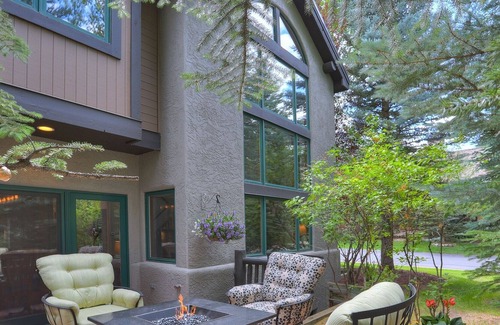 Edwards House | Luxury Home Arrowhead - Walk to lifts! Private entrance by RedAwning