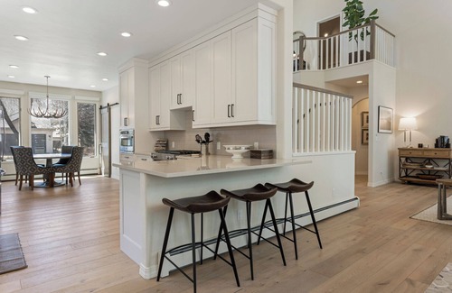 Edwards House | Luxury Home - Walk to Arrow Bahn Lift - 6-Bedrooms with 4 Kings + Game Room
