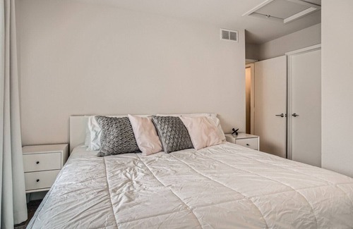 Lakewood House | Luxury Lakewood Livin’ *Easy access to Red Rocks and MTNS* Free Bottle Of Wine!