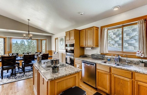 Morrison House | Luxury Red Rocks Hot tub I Great Mountain View