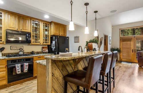 Estes Park House | Luxury Rocky Mountain River Retreat - Elegant Riverfront Home with Mountain Views! -- EV #3420