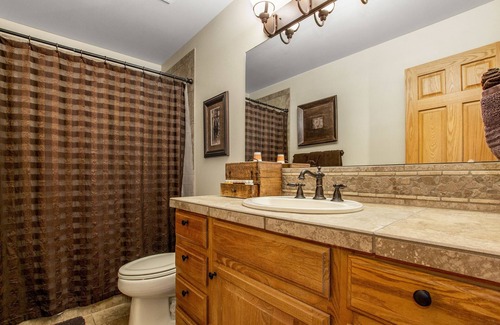 Estes Park House | Luxury Rocky Mountain River Retreat - Elegant Riverfront Home with Mountain Views! -- EV #3420
