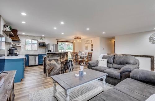Loveland House | Luxury Spacious House Great for a Family Retreat