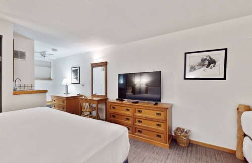 West End Cabin | Main Street stay - pool & hot tub - walk to lifts, dog-friendly, ground-floor