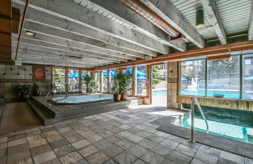 Lakeside Village House | Mall 1421 by SummitCove Lodging