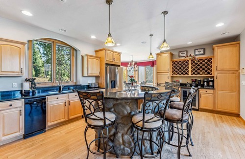 The Highlands House | Massive Breckenridge Estate: Game Room & Hot Tub!