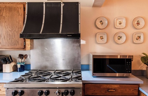 Pine Cabin | Meadow Creek Lodge: Historic Hillside Retreat