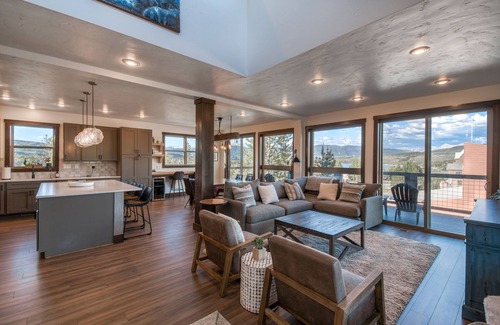 Frisco House | Mega Mountain Retreat- Space, Best Views, Walk to Town!