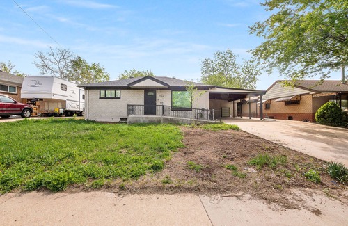 Dupont House | Mile High Haven - Pet Friendly Home Minutes to Boulder and DT Denver