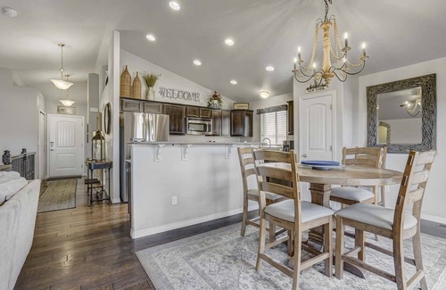 Monument House | Modern 4BR Retreat | Panoramic Pikes Peak & Mountain Views