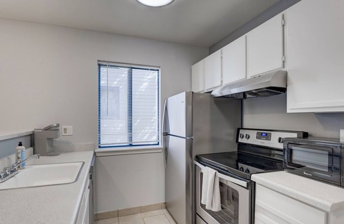 Greenwood Village Condo | Modern Condo w/ Fireplace, Gym, Shared Pool!