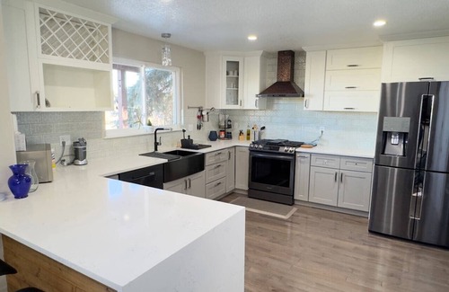 Westridge House | Modern Haven: Scenic Views!