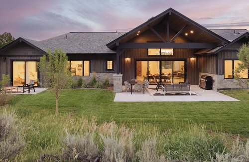 Carbondale House | Modern Hillside Luxury - Newly Built 4b/4b w/ Hot Tub