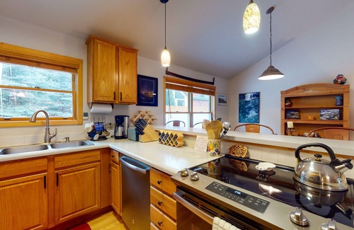 Mountain House Condo | Modern Keystone condo w/a gas fireplace & shared hot tub