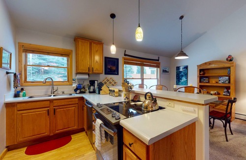 Mountain House Condo | Modern Keystone condo w/a gas fireplace & shared hot tub