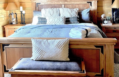 Warm Springs House | Modern Log cabin on 2 acres. Backs to National Forest