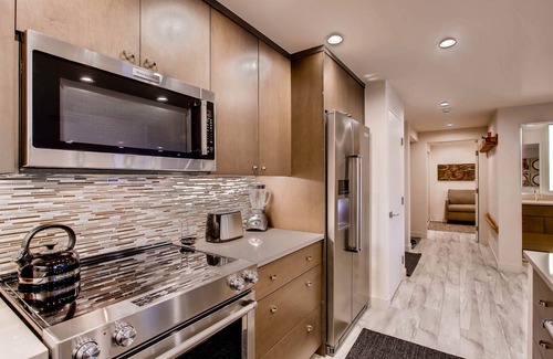 Avon Condo | Modern Luxury Condo near Riverfront Gondola A504