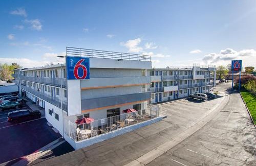 Regis Hotel | Motel 6- Denver, CO Downtown