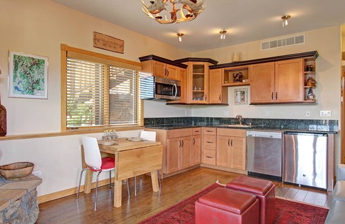 Estes Park Condo | Mount Lady Washington 29B - 1 Br/2 Bath Condo - 2 Fireplaces - Lake/Mountain Views!