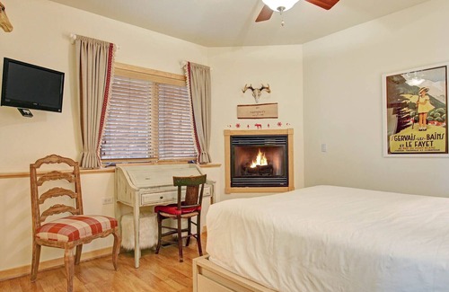 Estes Park Condo | Mount Lady Washington 29B - 1 Br/2 Bath Condo - 2 Fireplaces - Lake/Mountain Views!