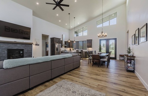 Lake Hatcher Park House | Mountain-Chic Escape | Hot Tub, Views & AC