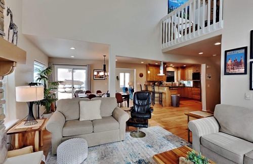 Corinthian Hills House | Mountain Escape: Sunshine, Hot Tub Soaks & Strolls — Dillon Lake Days Await!