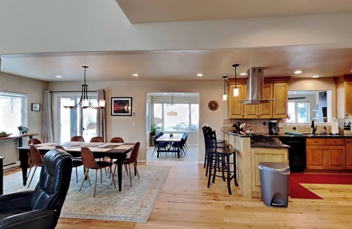 Corinthian Hills House | Mountain Escape: Sunshine, Hot Tub Soaks & Strolls — Dillon Lake Days Await!