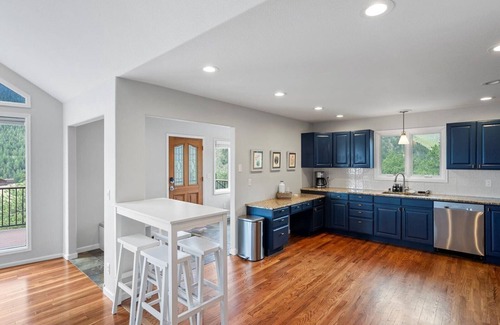 Bailey House | Mountain Escape! Views. Privacy. Beauty.