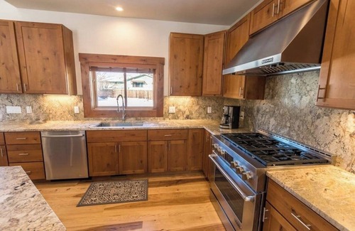 Basalt House | Mountain Lodge Oasis w Hot Tub-Willits Town Center
