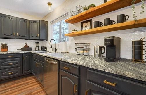 Colorado Springs House | Mountain Modern Retreat! Ford Amph/BBQ/Fire Pit/Hot Tub