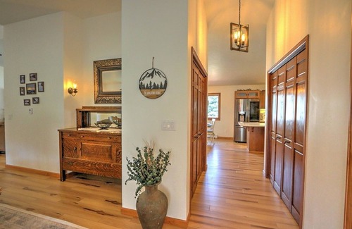Glenwood Springs House | Mountain Retreat w/Hot Tub, Scenic Decks, Grill, Dog Friendly & 7 mi. to Skiing