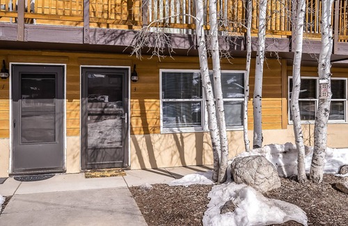 Summit Cove House | Mountain view townhouse with WiFi and shared balcony - near major ski resorts