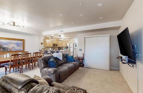 Fraser Apartment | Mountain Vista