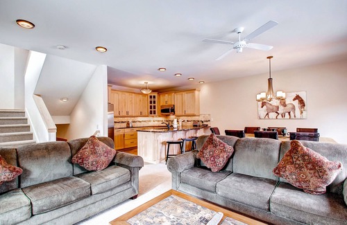 Four O'Clock House | Mountaineer #M-1: Ideal Location - Ski-In/Ski-Out - Private Outdoor Hot Tub