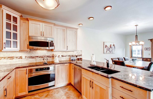 Four O'Clock House | Mountaineer #M-1: Ideal Location - Ski-In/Ski-Out - Private Outdoor Hot Tub
