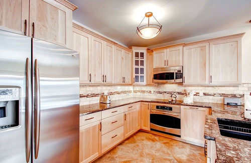 Four O'Clock House | Mountaineer #M-1: Ideal Location - Ski-In/Ski-Out - Private Outdoor Hot Tub