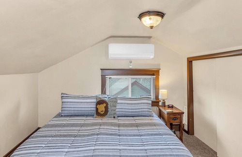Fruita House | MTB Lovers! Downtown Fruita Bunglow! 8 Separate Beds-1/2 block from everything!