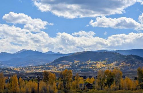 Silvercreek Apartment | Mtn View Granby Condo with In-Unit Hot Tub!