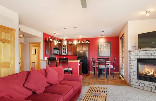 Estes Park Condo | Nakai Peak 41B - 2 Br Condo - Private Hot Tub - Lake/Mountain Views!