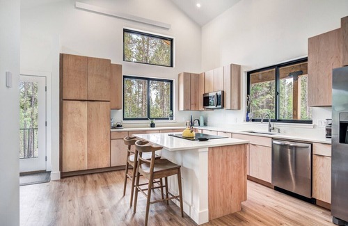 Fairplay Apartment | NEW Home | Firepit, 1-Acre Privacy, Pet-Friendly