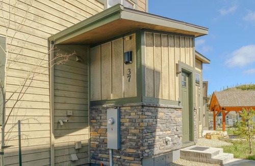 Rendezvous House | NEW LISTING! Modern Townhome - Walking distance to downtown WP and Fraser river!
