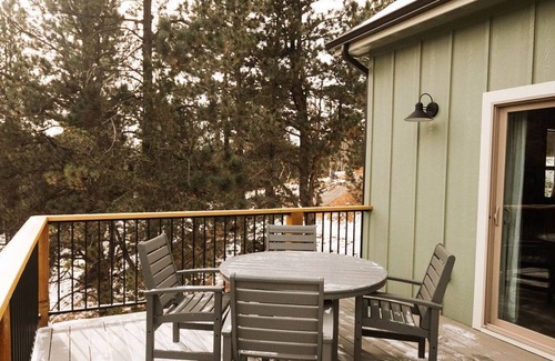 Rainbow Valley House | New Lux Home! Hot Tub, Mnt Views, Game Room